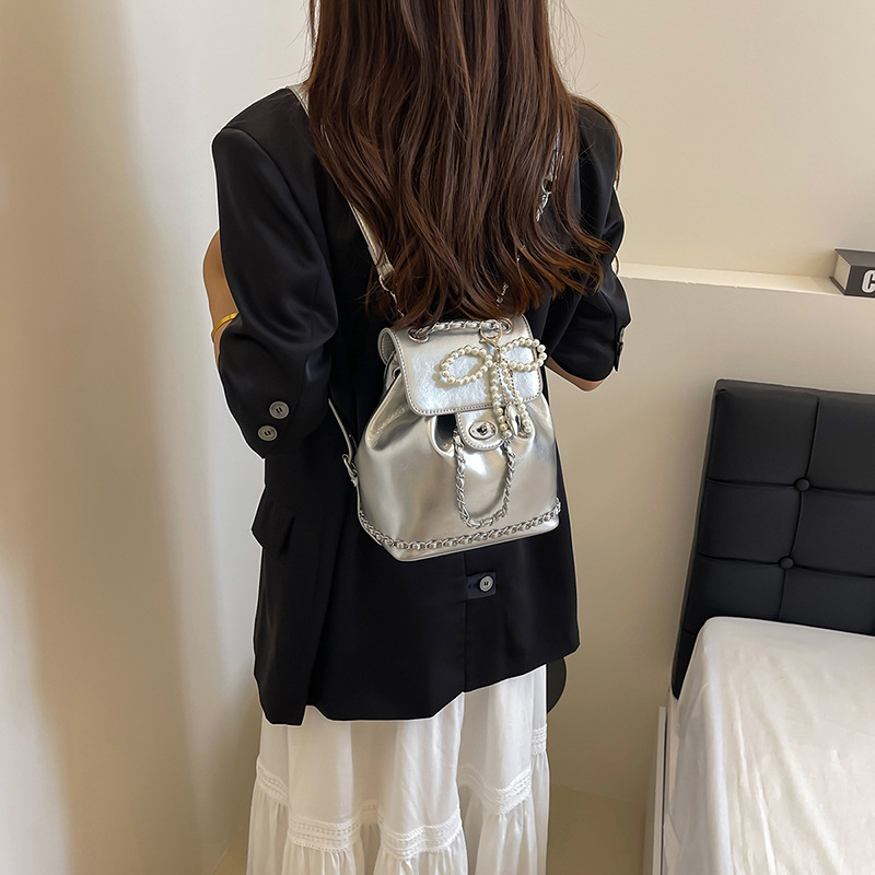 Ruksak u street-trendy stilu, (PU materijal, zatvoren tip otvaranja, poliester podstava, skriveni džep sa zipom i džep za ID)