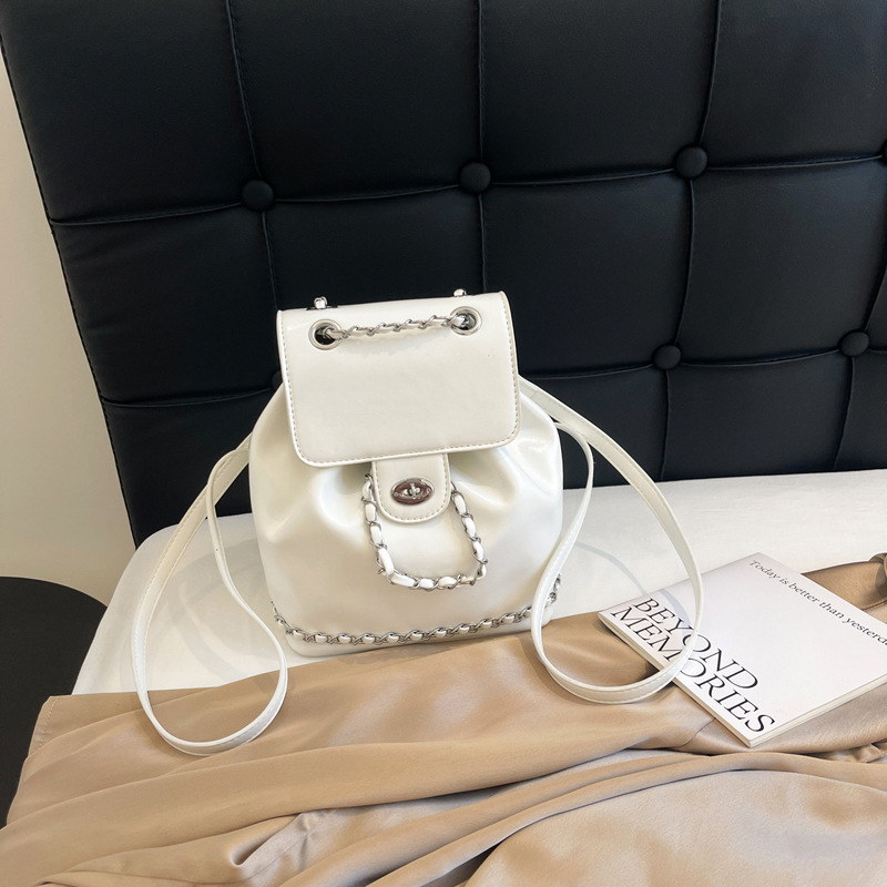 Ruksak u street-trendy stilu, (PU materijal, zatvoren tip otvaranja, poliester podstava, skriveni džep sa zipom i džep za ID)