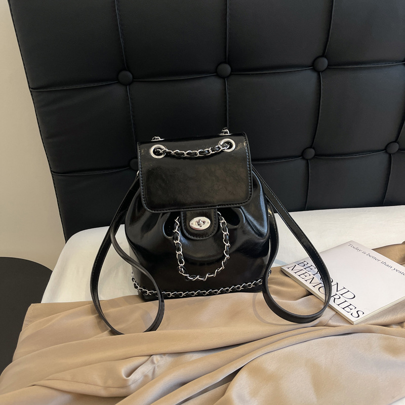 Ruksak u street-trendy stilu, (PU materijal, zatvoren tip otvaranja, poliester podstava, skriveni džep sa zipom i džep za ID)