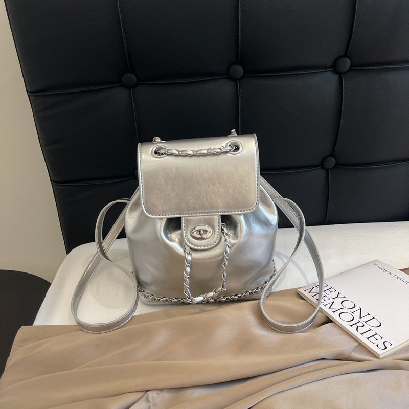 Ruksak u street-trendy stilu, (PU materijal, zatvoren tip otvaranja, poliester podstava, skriveni džep sa zipom i džep za ID)