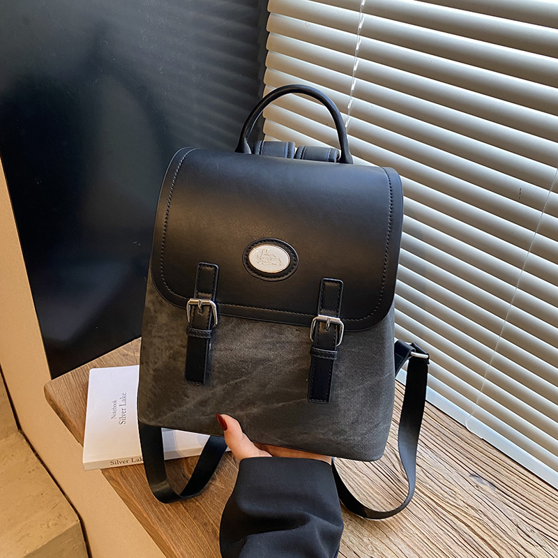 PU ranac s preklopom, unutarnji pretinci za telefon i dokumente, otporan na habanje i protiv krađe