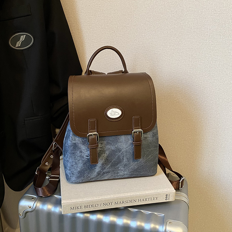 PU ranac s preklopom, unutarnji pretinci za telefon i dokumente, otporan na habanje i protiv krađe