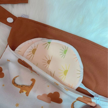 Visiaca taška na skladovanie v detskej izbe – nordický dinosaurus potlač, suché-mokré oddelenie, dvojvrstvová vodotesná, materiál PUL