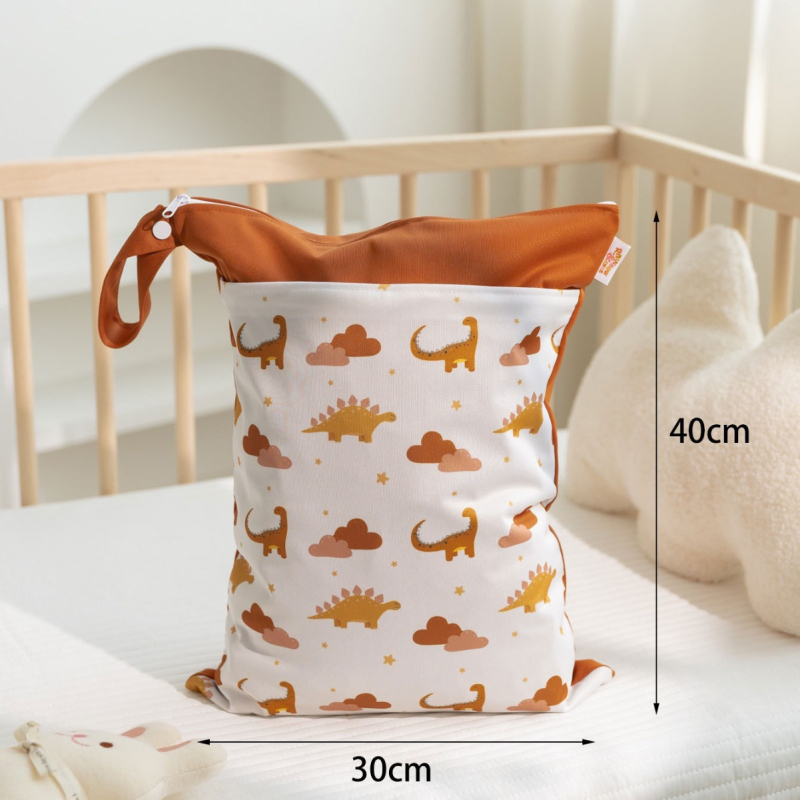 Visiaca taška na skladovanie v detskej izbe – nordický dinosaurus potlač, suché-mokré oddelenie, dvojvrstvová vodotesná, materiál PUL