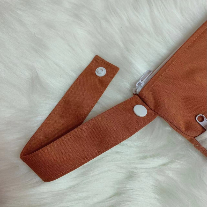 Visiaca taška na skladovanie v detskej izbe – nordický dinosaurus potlač, suché-mokré oddelenie, dvojvrstvová vodotesná, materiál PUL