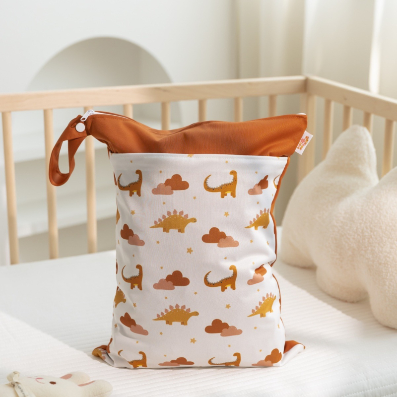 Visiaca taška na skladovanie v detskej izbe – nordický dinosaurus potlač, suché-mokré oddelenie, dvojvrstvová vodotesná, materiál PUL