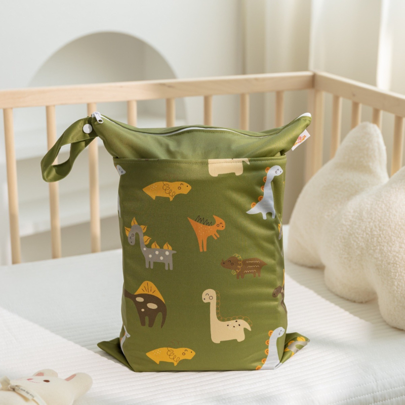 Visiaca taška na skladovanie v detskej izbe – nordický dinosaurus potlač, suché-mokré oddelenie, dvojvrstvová vodotesná, materiál PUL