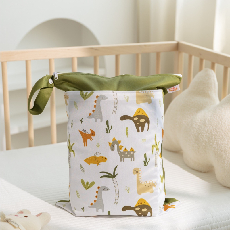 Visiaca taška na skladovanie v detskej izbe – nordický dinosaurus potlač, suché-mokré oddelenie, dvojvrstvová vodotesná, materiál PUL