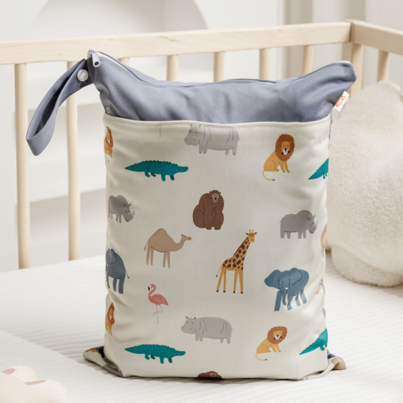 Visiaca taška na skladovanie v detskej izbe – nordický dinosaurus potlač, suché-mokré oddelenie, dvojvrstvová vodotesná, materiál PUL