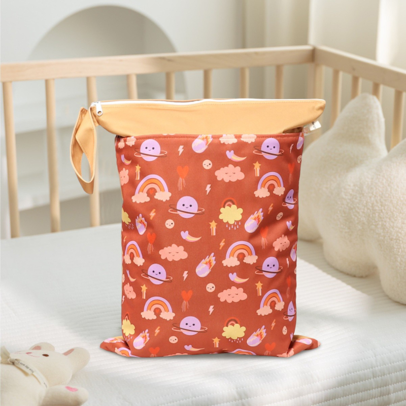 Visiaca taška na skladovanie v detskej izbe – nordický dinosaurus potlač, suché-mokré oddelenie, dvojvrstvová vodotesná, materiál PUL