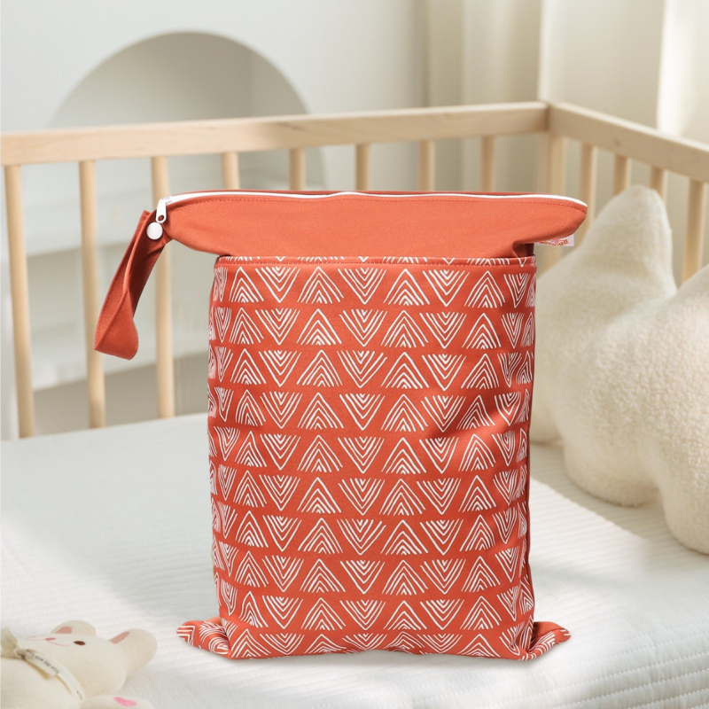 Visiaca taška na skladovanie v detskej izbe – nordický dinosaurus potlač, suché-mokré oddelenie, dvojvrstvová vodotesná, materiál PUL