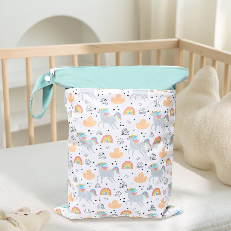 Visiaca taška na skladovanie v detskej izbe – nordický dinosaurus potlač, suché-mokré oddelenie, dvojvrstvová vodotesná, materiál PUL