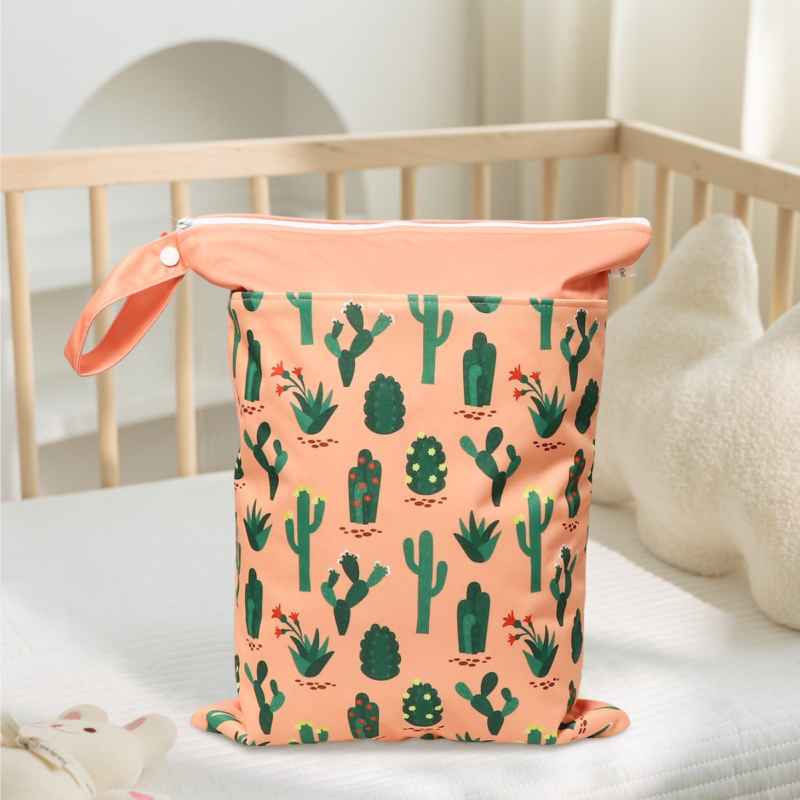 Visiaca taška na skladovanie v detskej izbe – nordický dinosaurus potlač, suché-mokré oddelenie, dvojvrstvová vodotesná, materiál PUL