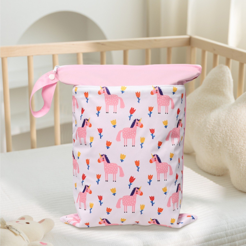 Visiaca taška na skladovanie v detskej izbe – nordický dinosaurus potlač, suché-mokré oddelenie, dvojvrstvová vodotesná, materiál PUL