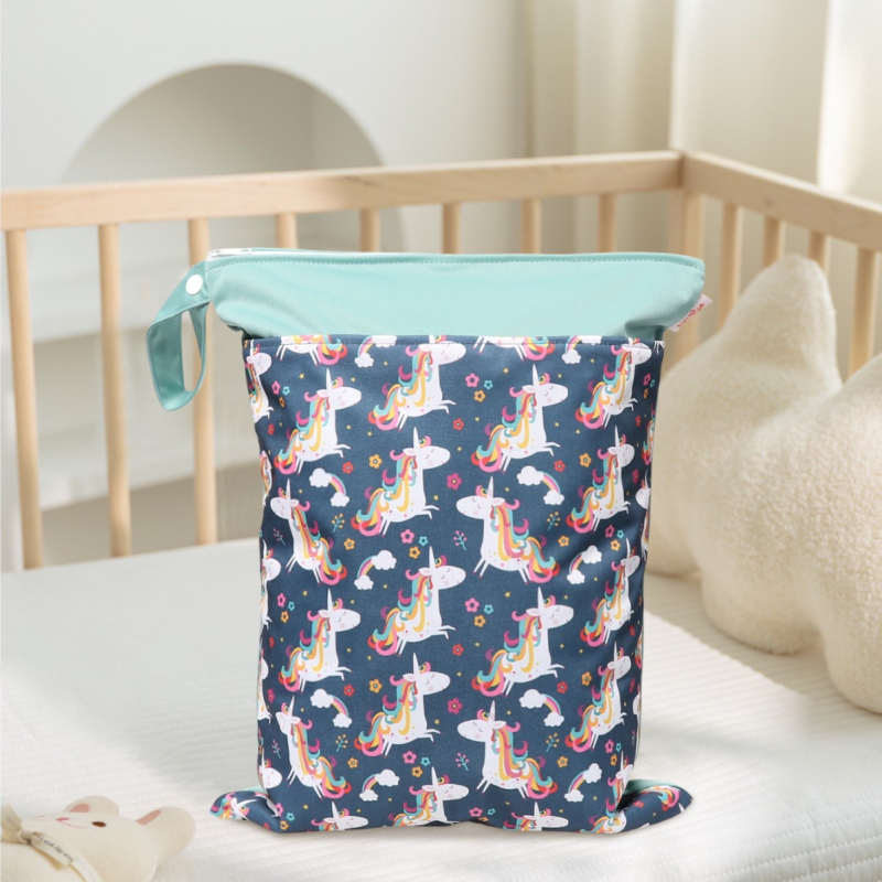 Visiaca taška na skladovanie v detskej izbe – nordický dinosaurus potlač, suché-mokré oddelenie, dvojvrstvová vodotesná, materiál PUL