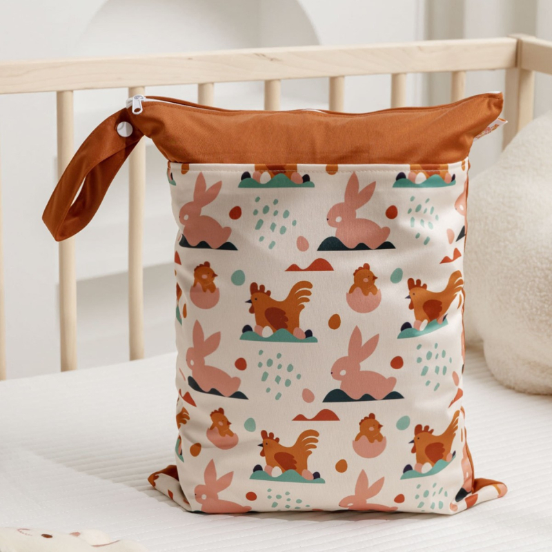 Visiaca taška na skladovanie v detskej izbe – nordický dinosaurus potlač, suché-mokré oddelenie, dvojvrstvová vodotesná, materiál PUL