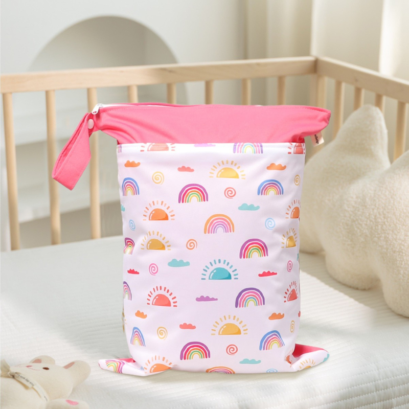 Visiaca taška na skladovanie v detskej izbe – nordický dinosaurus potlač, suché-mokré oddelenie, dvojvrstvová vodotesná, materiál PUL