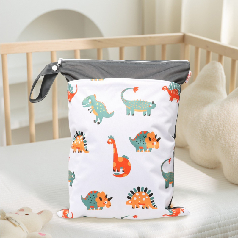 Visiaca taška na skladovanie v detskej izbe – nordický dinosaurus potlač, suché-mokré oddelenie, dvojvrstvová vodotesná, materiál PUL