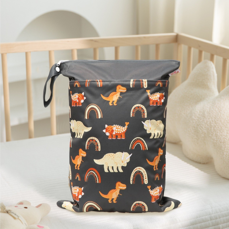 Visiaca taška na skladovanie v detskej izbe – nordický dinosaurus potlač, suché-mokré oddelenie, dvojvrstvová vodotesná, materiál PUL
