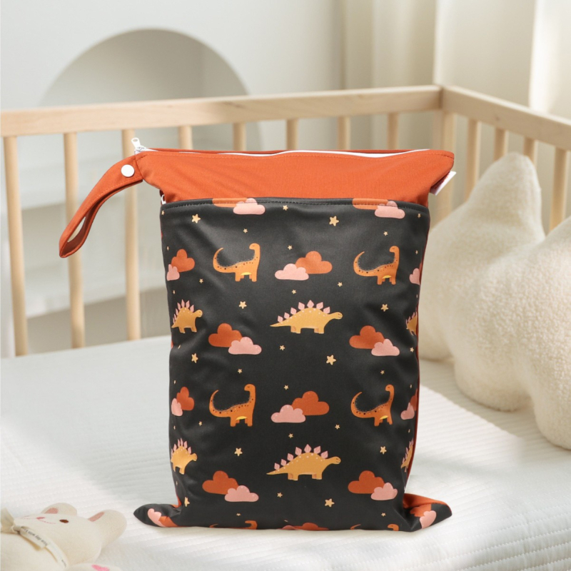 Visiaca taška na skladovanie v detskej izbe – nordický dinosaurus potlač, suché-mokré oddelenie, dvojvrstvová vodotesná, materiál PUL
