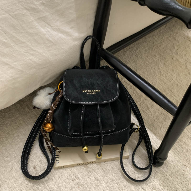 Ženski PU ruksak u retro akademskom stilu, međunarodni trend, zatvaranje kapkom, podstava od poliestera, džep za dokumente, izdanje ljeto 2025