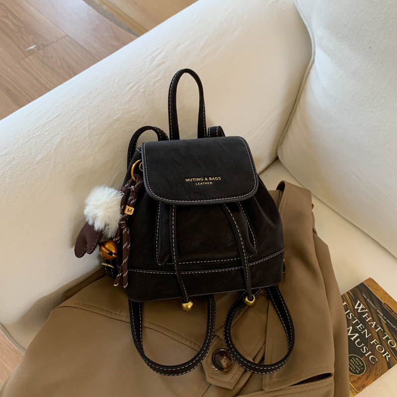 Ženski PU ruksak u retro akademskom stilu, međunarodni trend, zatvaranje kapkom, podstava od poliestera, džep za dokumente, izdanje ljeto 2025