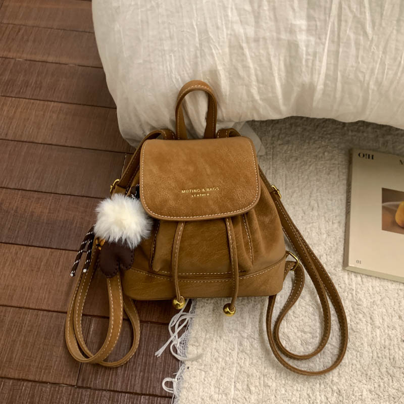 Ženski PU ruksak u retro akademskom stilu, međunarodni trend, zatvaranje kapkom, podstava od poliestera, džep za dokumente, izdanje ljeto 2025