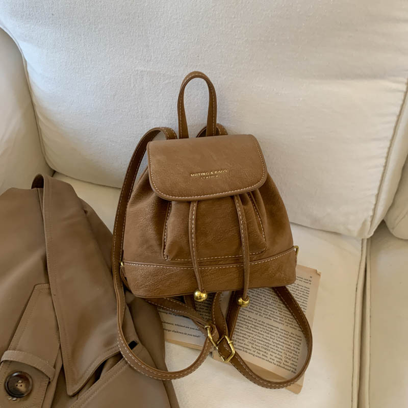 Ženski PU ruksak u retro akademskom stilu, međunarodni trend, zatvaranje kapkom, podstava od poliestera, džep za dokumente, izdanje ljeto 2025