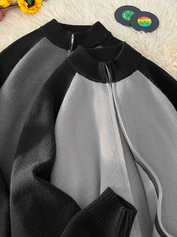 Pleteni kardigan s američkim stilom stojećim ovratnikom, prugasti uzorak, labav kroj, akrilna tkanina 43,8%