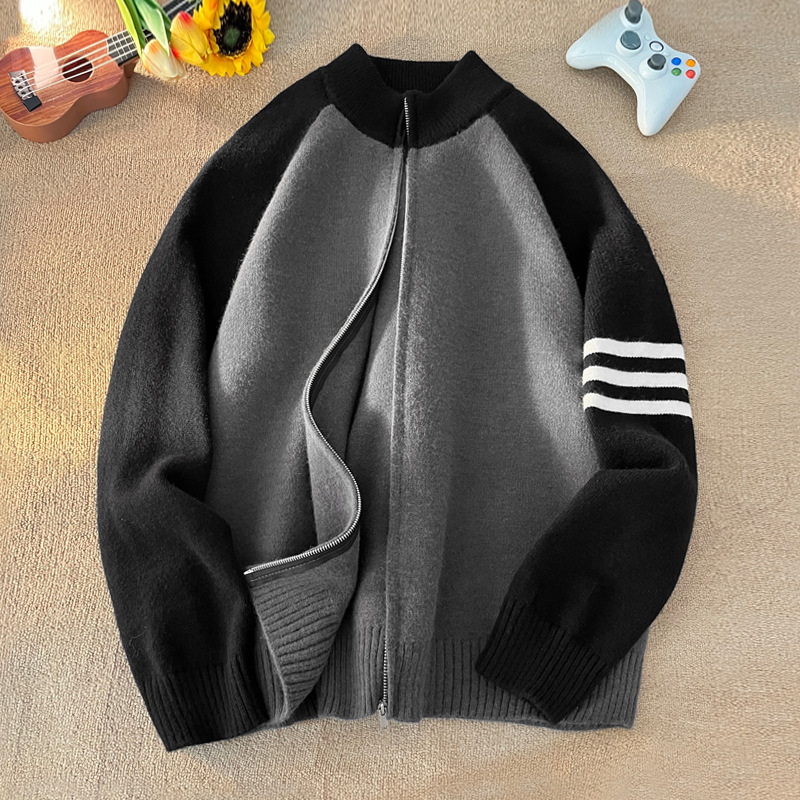 Pleteni kardigan s američkim stilom stojećim ovratnikom, prugasti uzorak, labav kroj, akrilna tkanina 43,8%