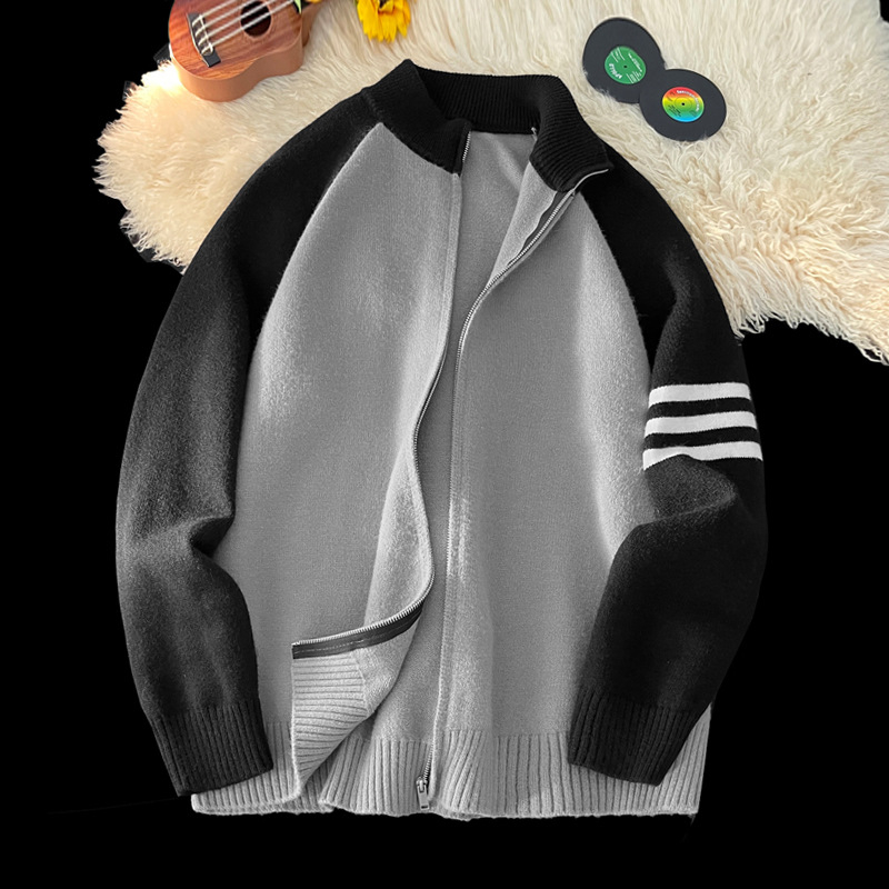 Pleteni kardigan s američkim stilom stojećim ovratnikom, prugasti uzorak, labav kroj, akrilna tkanina 43,8%