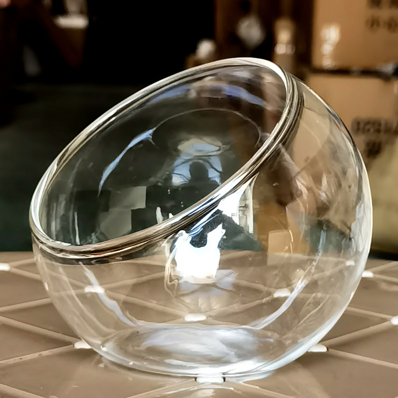 Sklenená fľaša s nakloneným veľkým otvorom pre mikrolandský mach – Materiál: borosilikátové sklo, Výroba: fúkané, Povrch: leštený, Vtvar: geometrický, Štýl: jednoduchý a moderný