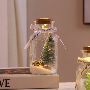 Ručne vyrobená fľaša prianí z borosilikátového skla, s mini krajinkou z borového čunja a LED nočným svetlom, v škandinávskom štýle