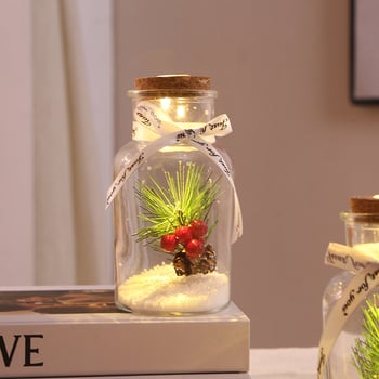 Ručne vyrobená fľaša prianí z borosilikátového skla, s mini krajinkou z borového čunja a LED nočným svetlom, v škandinávskom štýle