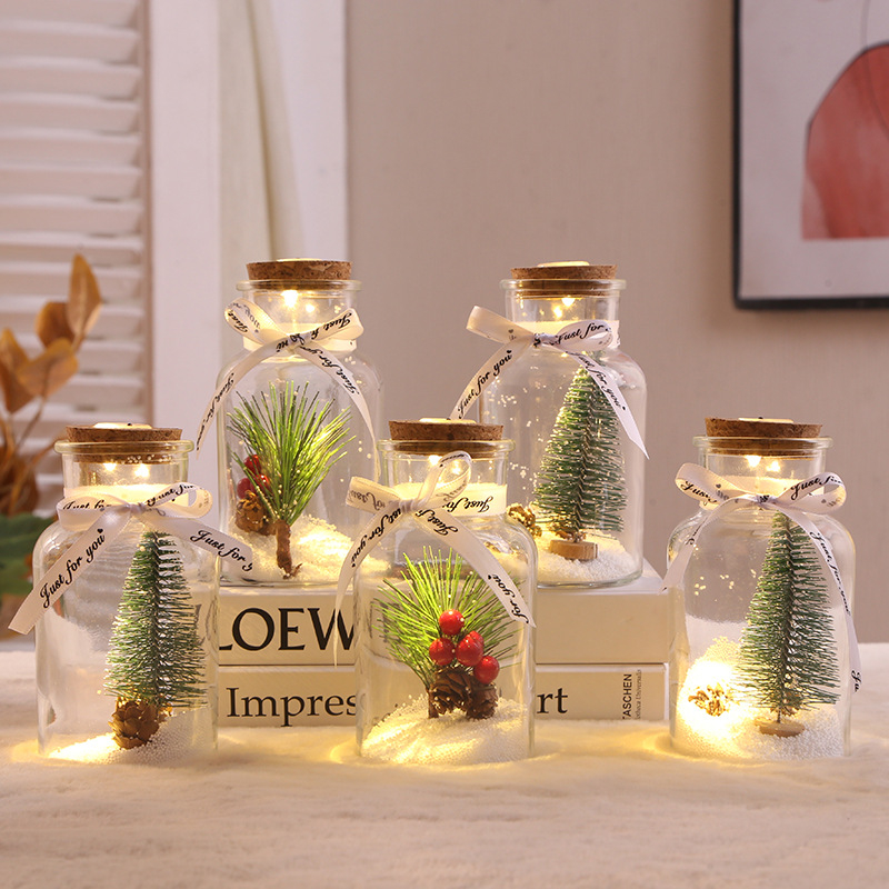 Ručne vyrobená fľaša prianí z borosilikátového skla, s mini krajinkou z borového čunja a LED nočným svetlom, v škandinávskom štýle