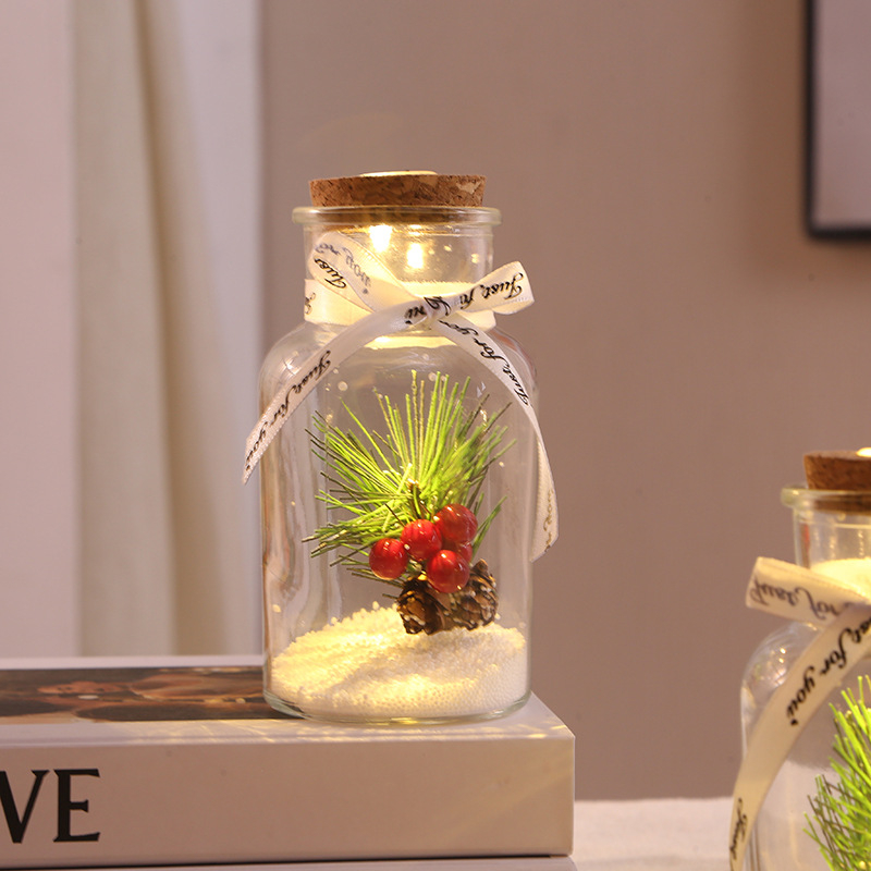 Ručne vyrobená fľaša prianí z borosilikátového skla, s mini krajinkou z borového čunja a LED nočným svetlom, v škandinávskom štýle