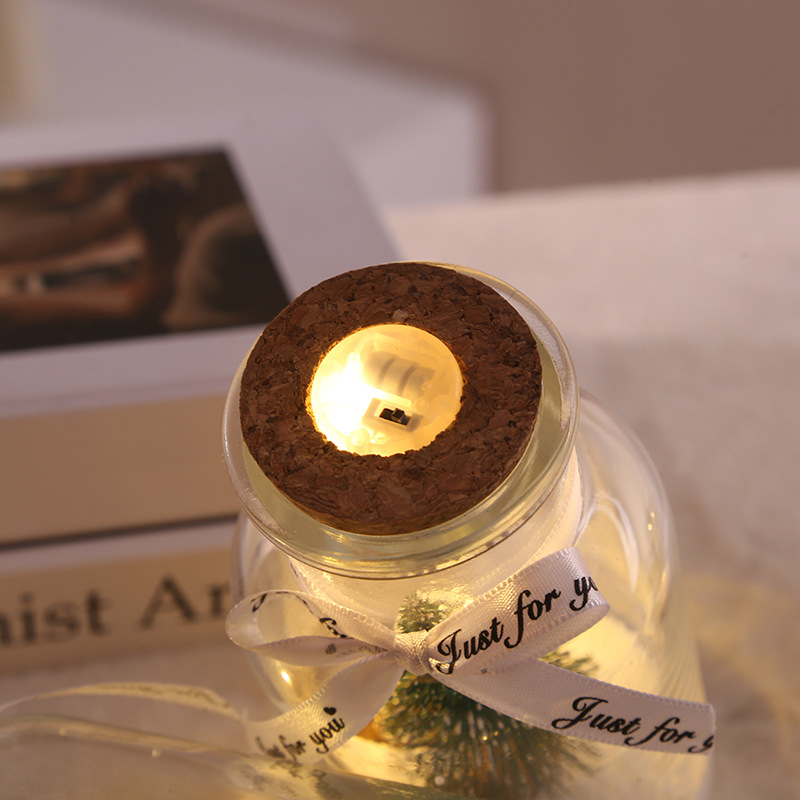 Ručne vyrobená fľaša prianí z borosilikátového skla, s mini krajinkou z borového čunja a LED nočným svetlom, v škandinávskom štýle