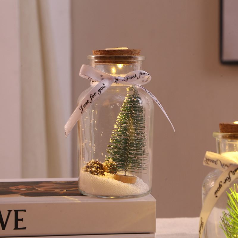 Ručne vyrobená fľaša prianí z borosilikátového skla, s mini krajinkou z borového čunja a LED nočným svetlom, v škandinávskom štýle