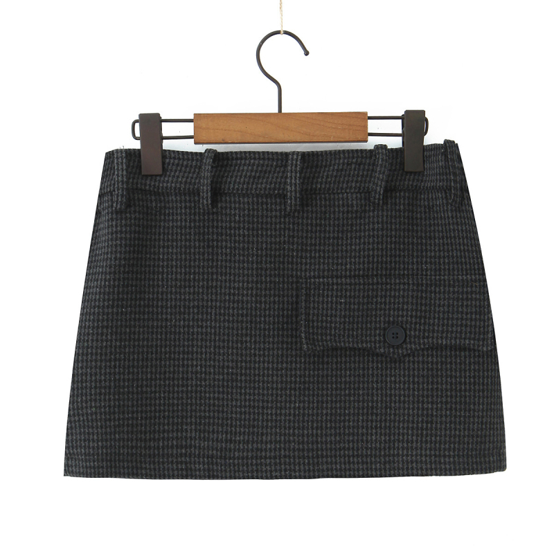 Polovičná sukňa s vysokým pásom a nerovným dizajnom gombíkov, zmes polyestera a elastanu, vzor blokov farieb s kolážovým šitím, 50–70% polyesteru, mierna pružnosť, jeseň 2025