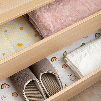 Nezávislá EVA podložka do zásuvky – vodovzdorná, olejodolná, odolná voči vlhkosti a špine; štvorcový tvar; vhodné do kuchyne, skriniek, šatníkov a botníkov.