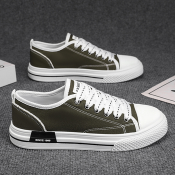 Pánske tenisky, plátenný vrchný diel, guľatá špička, šnúrky, podrážka s injektovaným formovaním, jar 2025