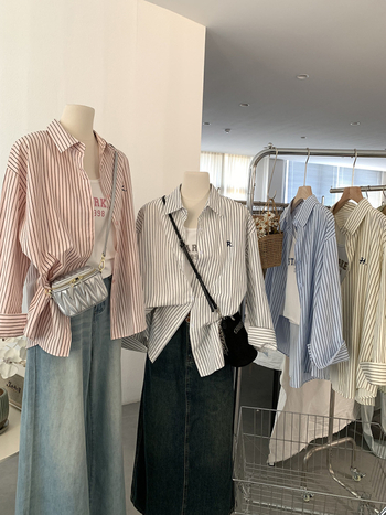 Dvojdielna súprava: košeľa a vesta s vyšívanými písmenami a pruhmi, golier s reverom, dlhé rukávy, voľný strih