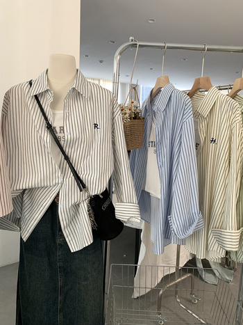 Dvojdielna súprava: košeľa a vesta s vyšívanými písmenami a pruhmi, golier s reverom, dlhé rukávy, voľný strih