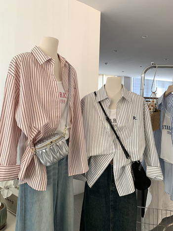 Dvojdielna súprava: košeľa a vesta s vyšívanými písmenami a pruhmi, golier s reverom, dlhé rukávy, voľný strih