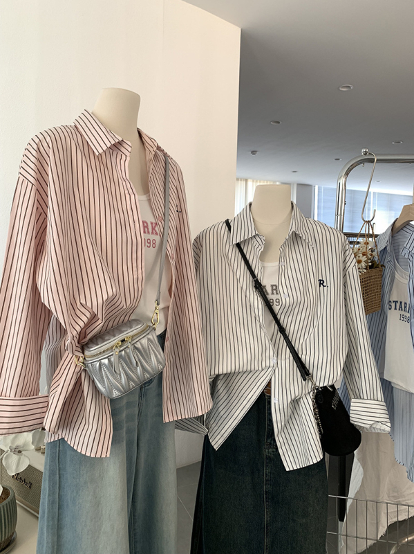 Dvojdielna súprava: košeľa a vesta s vyšívanými písmenami a pruhmi, golier s reverom, dlhé rukávy, voľný strih