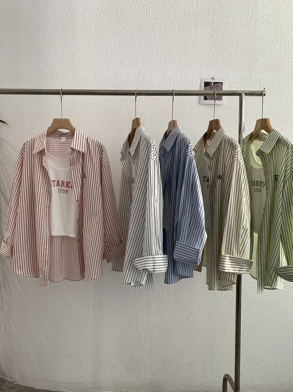 Dvojdielna súprava: košeľa a vesta s vyšívanými písmenami a pruhmi, golier s reverom, dlhé rukávy, voľný strih