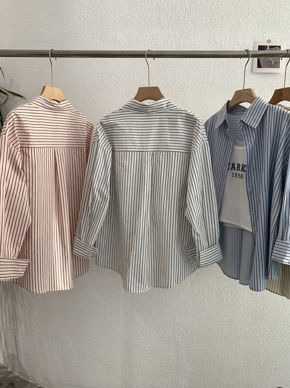 Dvojdielna súprava: košeľa a vesta s vyšívanými písmenami a pruhmi, golier s reverom, dlhé rukávy, voľný strih