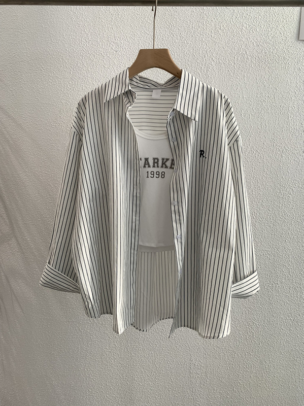 Dvojdielna súprava: košeľa a vesta s vyšívanými písmenami a pruhmi, golier s reverom, dlhé rukávy, voľný strih