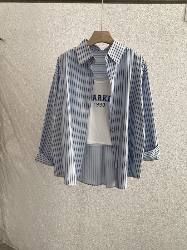 Dvojdielna súprava: košeľa a vesta s vyšívanými písmenami a pruhmi, golier s reverom, dlhé rukávy, voľný strih