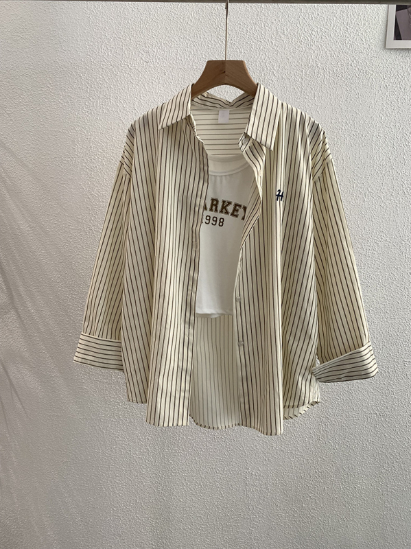 Dvojdielna súprava: košeľa a vesta s vyšívanými písmenami a pruhmi, golier s reverom, dlhé rukávy, voľný strih